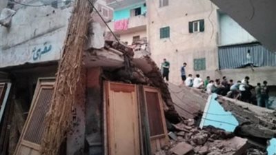 انهيار عقار مكون من 3 طوابق فوق سيارة في كفر الشيخ
