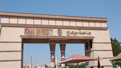 توقيع عقود فرص عمل لـ ١٧٠ طالبا بجامعة سوهاج