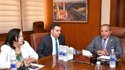محافظ بورسعيد يستعرض مقترح لتطوير منطقة العرب بقلب
