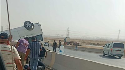 مصرع عامل واصابة ١٤ آخرين في انقلاب ميكروباص بطريق السخنة