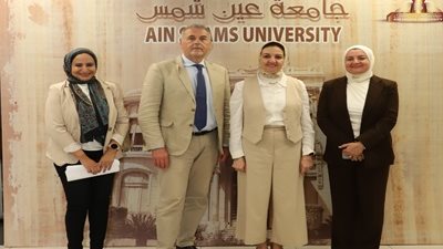 جامعة عين شمس تستقبل أستاذ الصيدلة والطب بجامعة سابينزا
