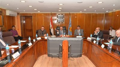 محافظ أسيوط يترأس أولى جلسات المجلس الإقليمي بالتشكيل الجديد