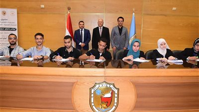 جامعة سوهاج توقع عقود فرص عمل لـ١٧٠ طالب