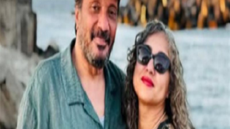 على الحجار وزوجته
