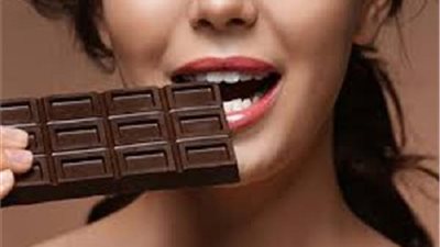 هل تحب الشوكولاتة الداكنة؟ هذه الفوائد قد تدفعك لتناولها بانتظام!