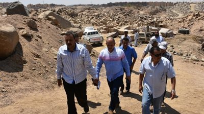 لجنة فنية تعاين 26 محجر للجرانيت في أسوان ..صور