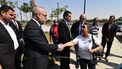 وزير الإسكان يتفقد الممشى السياحى بمدينة ٦ أكتوبر .. صور