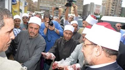 وزيرالأوقاف يوزع 4 أطنان لحوم أضاحي على المستحقين في الشرقية ..صور