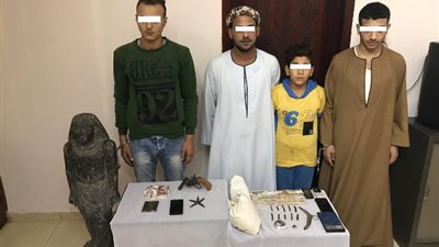 مباحث أسيوط تضبط مواد مخدرة وتمثال اثري