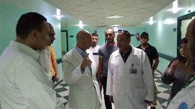 مدير صحة الشرقية يشيد بمستشفي بلبيس ويجازي فني المعمل