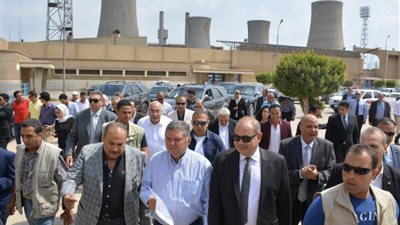 وزير قطاع الأعمال ومحافظ الغربية فى شركة مصر للغزل والنسيج بالمحلة الكبرى لبدء مخططات التطوير