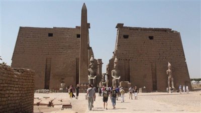 ترميم تمثالين جديدين للملك رمسيس الثانى بواجهة معبد الأقصر