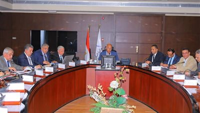 22 قاطرة ولنش لتنفيذ مختلف المهام البحرية بموانى الإسكندرية والبحر الأحمر ودمياط