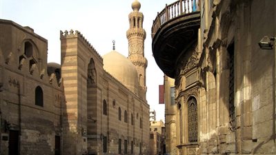 مشروعات القاهرة التاريخية على مائدة الإسكان والآثار