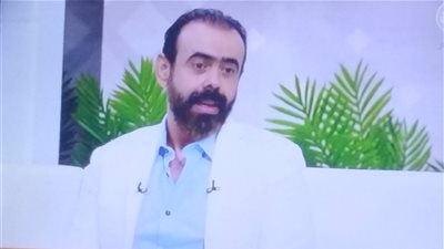 طبيب أسنان يحذر من شق اللثه