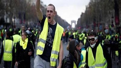 اعتقال عشرات الفرنسيين وتفريق المحتجين بـ«الغاز» بمظاهرات «السترات الصفراء»