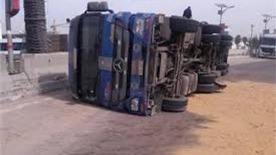 زحام مرورى بسبب انقلاب سيارة نقل بطريق إسكندرية الصحراوى وغلق منزل المحور
