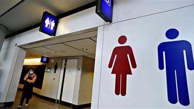 احذر .. استخدام الهاتف بالمرحاض يهددك بمرض خطير