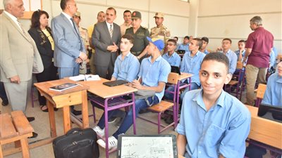 محافظ أسيوط وقائد المنطقة الجنوبية يتفقدان سير العمل بمدرسة ناصر الثانوية العسكرية