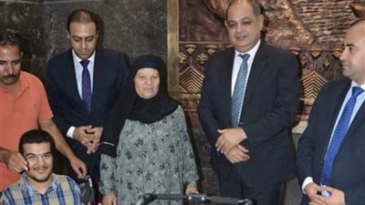 محافظ الغربية .. توفير كرسي كهربائي متحرك لأحد المواطنين من ذوى الإعاقة