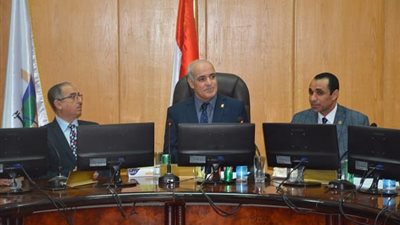 بحث إنشاء متحف وأقسام جديدة بآداب الفيوم
