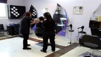 يتخفى في زي امرأة ويدخل صالونات النساء