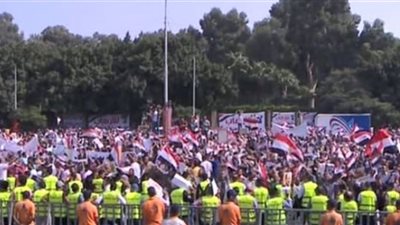 الاف المصريين يبعثون برسالة حب ومودة من امام المنصة تأييدا ودعما للدولة ومؤسساتها