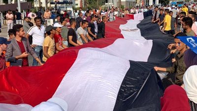 شباب جامعة القناة يؤيدون الدولة بأعلام مصر..صور