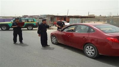 ضبط سيارة وميكروباص بدون لوحات معدنية يسيران عكس الإتجاه بطريق أبوحماد الزقازيق