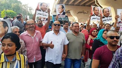 500 طبيب وممرض فى مسيرة مستشفى الزيتون لتاييد السيسى
