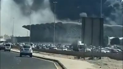 فرق الإطفاء تتعامل مع حريق ضخم بمحطة قطار الحرمين بجدة