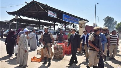 محافظ أسيوط يترأس حملة لإزالة الاشغالات والتعديات بمجمع مواقف سيارات الأجرة بالأزهر