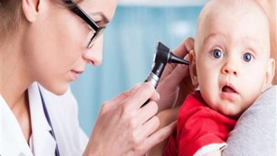 5 أسباب تعرض طفلكِ للإصابة بالتهاب الأذن الوسطى.. أشهرها وضعية الرضاعة