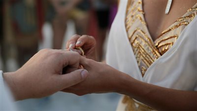 العريس حديث السوشيال ميديا .. هرب من حفل الخطوبة وحمل التورتة معه