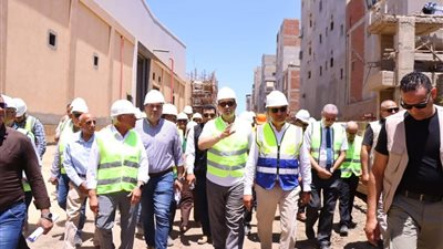 وزير قطاع الأعمال ومحافظ دمياط في جولة بشركة دمياط للغزل والنسيج