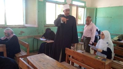 طالب ادكو مزق الكراسة و قفز من السور فى ثانوية البحيرة