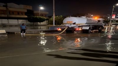 محافظ الاسماعيلية يتابع جهود شفط المياه بمنطقة مجمع المحاكم