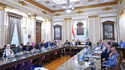 رئيس جامعة القاهرة يترأس اجتماعًا لمتابعة المشروعات الإنشائية