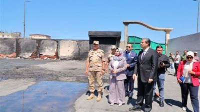 محافظ دمياط يعاين ميدانيا حريق مصنع الإسفنج بدمياط الجديدة