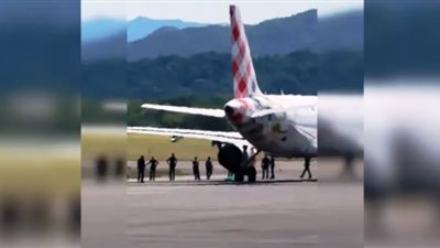 كارثة غير مسبوقة بمطار إيطالي.. محرك طائرة يقتل رجلًا في لحظة