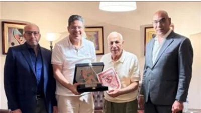 الزمالك يكرم أيمن الرمادى ويمنحه درع النادي بعد التتويج بكأس مصر