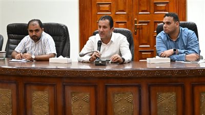 رئيس جهاز العاشر يحذر الشركات فى المدينة ويعطيها مهلة أسبوع.. بالصور