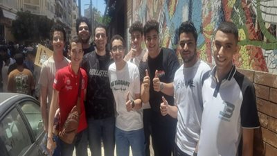 فرحة بين طلاب علمي رياضة بعد امتحان الرياضيات التطبيقية