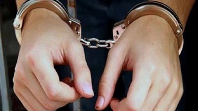 سائق سيارة ميكروباص يعترض سيارة أخرى ويتعدى على سائقها بالقاهرة