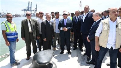 كامل الوزير يجري جولة تفقدية بمشروعات مينائي الإسكندرية والدخيلة