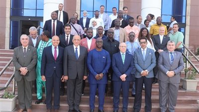 وزير النقل والطيران بالسيراليون يزور ميناء الإسكندرية