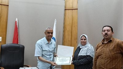 فرع التامين الصحى بالفيوم يكرم عدد من العاملين لبلوغهم سن المعاش