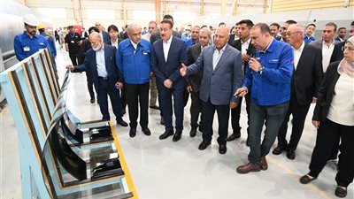 كامل الوزير يفتتح مصنعا لإنتاج الزجاج الهندسي