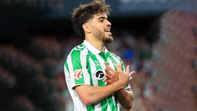 ميلان يجهز عرضًا ضخمًا لخطف نجم المنتخب المغربي من نابولي