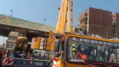 محافظ القليوبية يتابع انهيار كوبري مشاة بطوخ إثر اصطدام بلدوزر